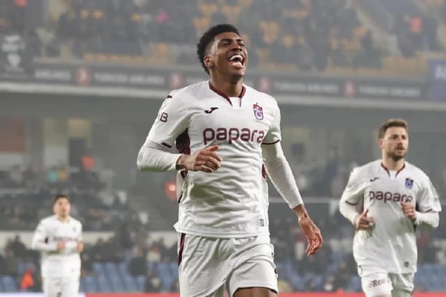 Ex-Corinthians decide e vira destaque no futebol da Turquia