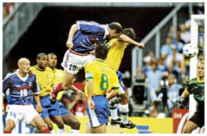 Zidane sobe de cabeça e marca um dos gols da França na final da Copa do Mundo de 1998 - PLACAR