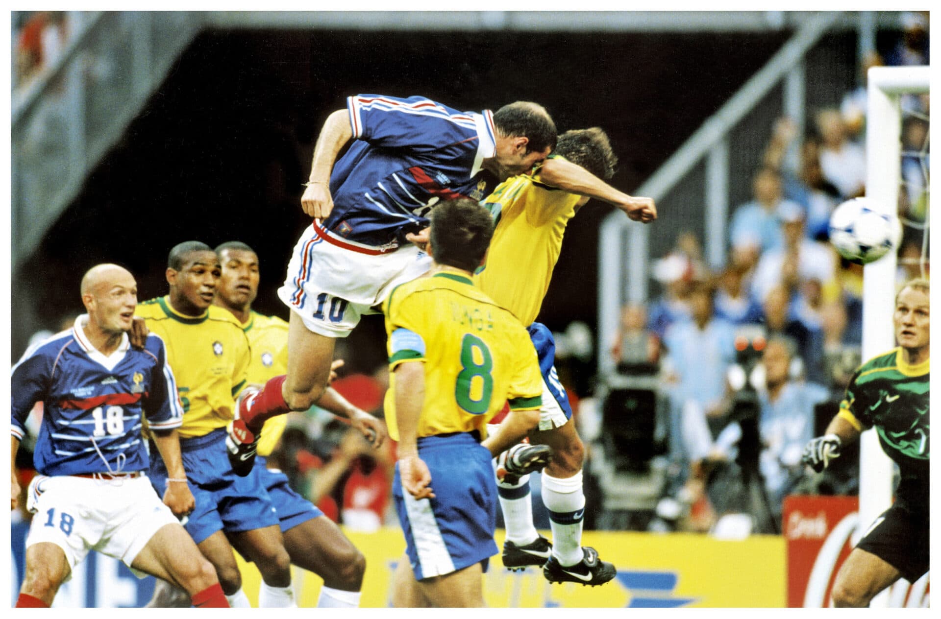 Zidane sobe de cabeça e marca um dos gols da França na final da Copa do Mundo de 1998 - PLACAR