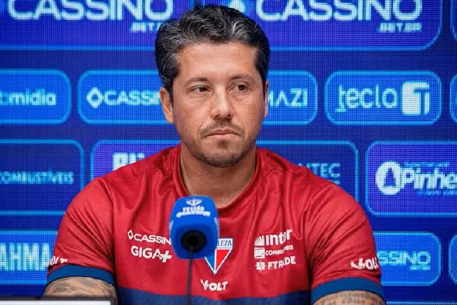 Carpini desabafa: ‘Vojvoda no mercado não é problema meu’