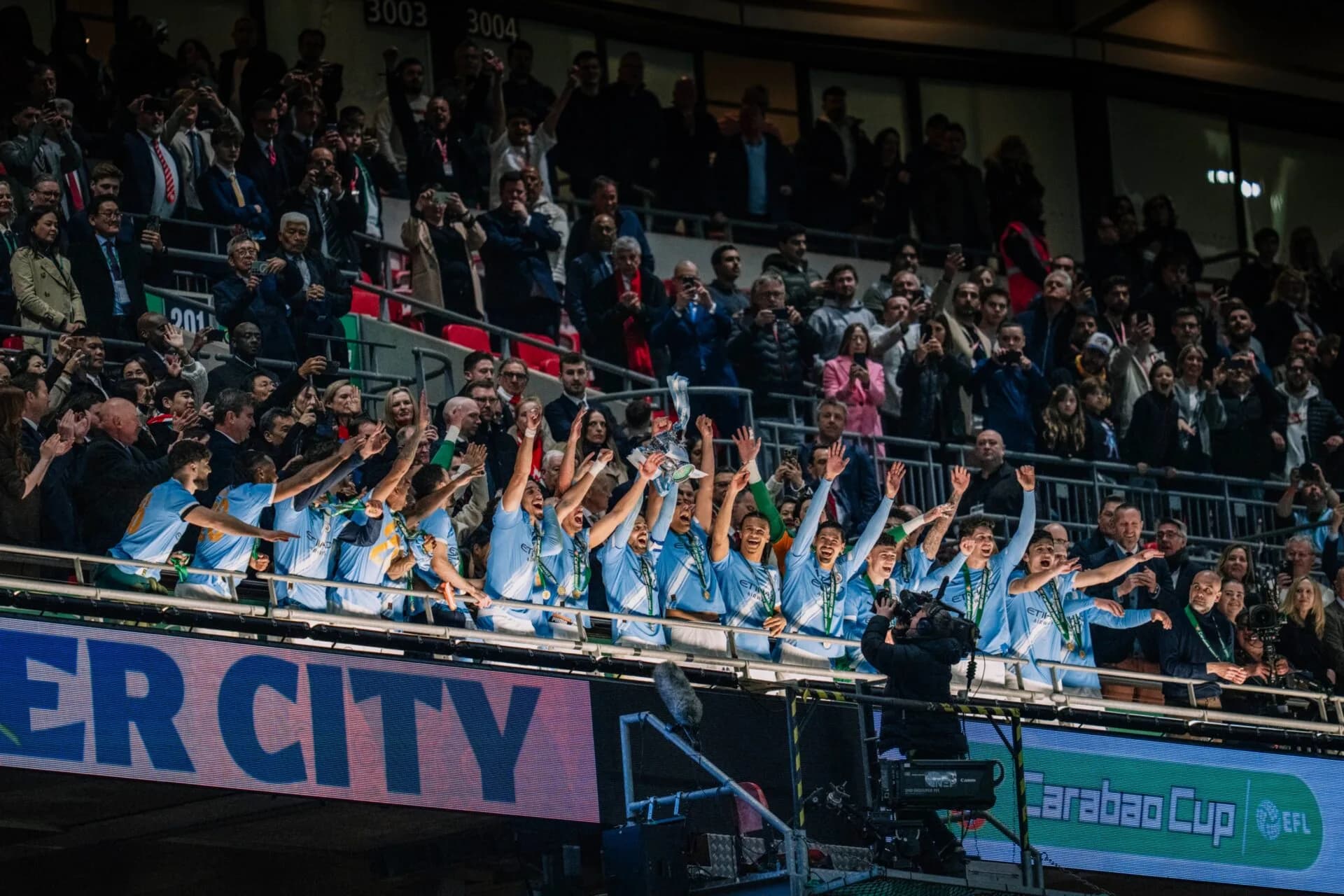 Com herói improvável, City bate Arsenal e é campeão da Copa da Liga Inglesa