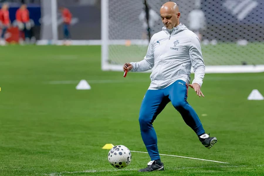 Técnico de Portugal joga pressão para campeões mundiais