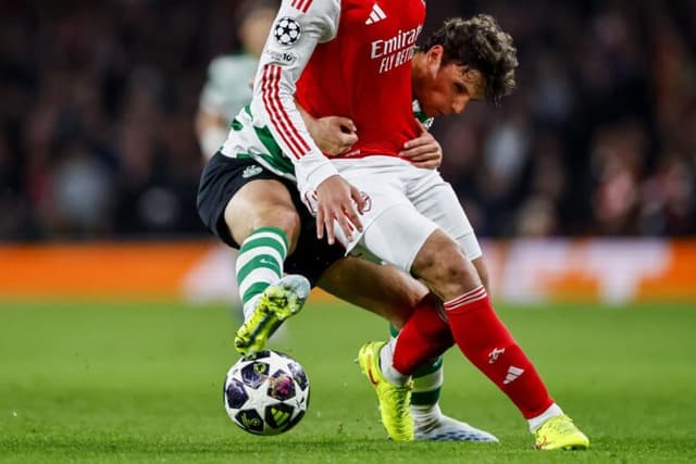 Arsenal segura pressão do Sporting e avança à semifinal