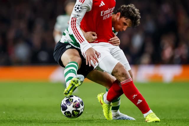 Arsenal segura pressão do Sporting e avança à semifinal