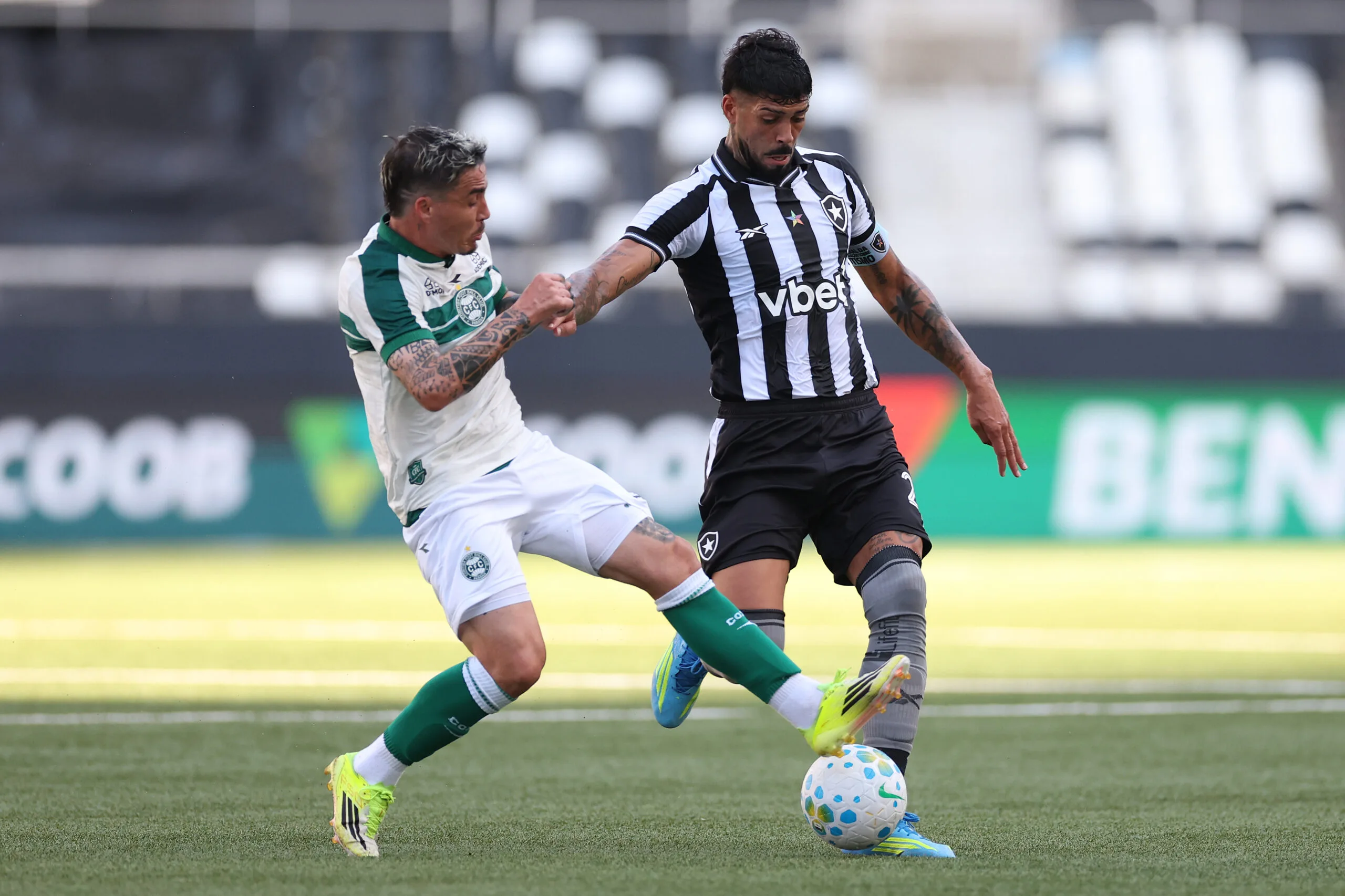Botafogo vira, mas vacila e cede empate ao Coritiba