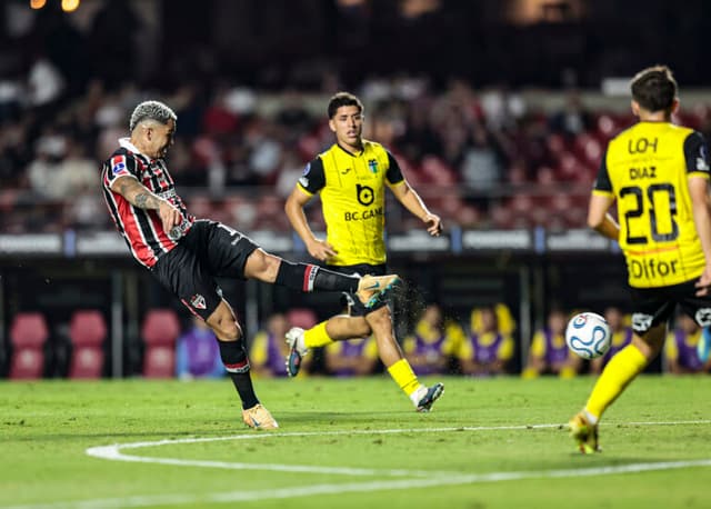 São Paulo bate O’Higgins e assume liderança de grupo da Sula