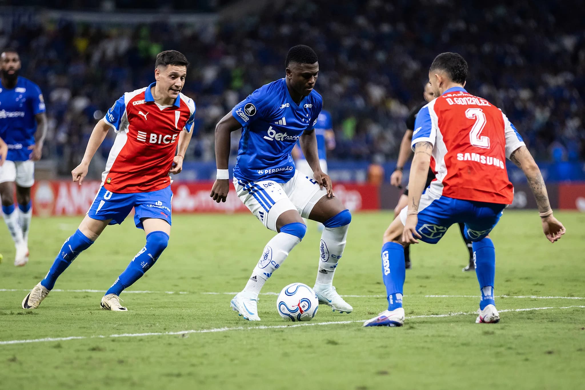 Libertadores: Cruzeiro perde para U. Católica e sai vaiado do Mineirão