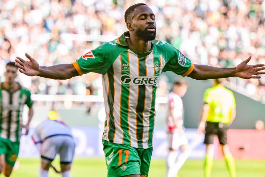 Betis punirá Bakambu por atraso após jogos da seleção