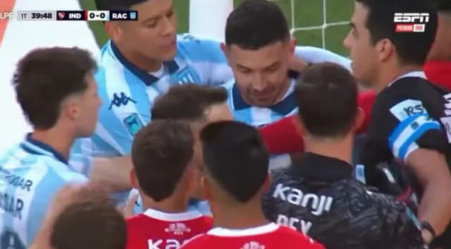 Atacante erra cavadinha e é provocado em clássico argentino