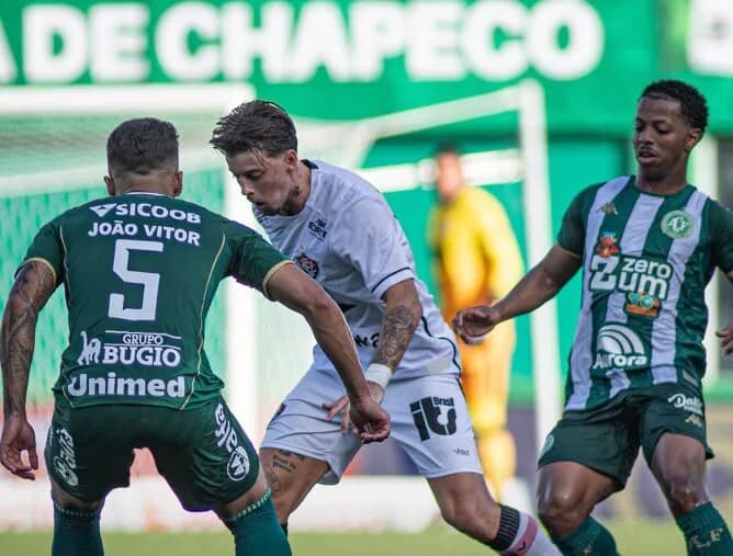 Vitória supera expulsão, arranca empate e frustra a Chapecoense