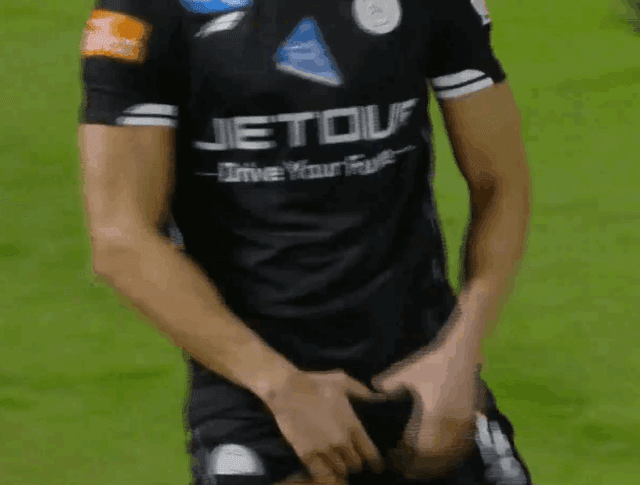 Zagueiro holandês é expulso por gesto obsceno no Sauditão