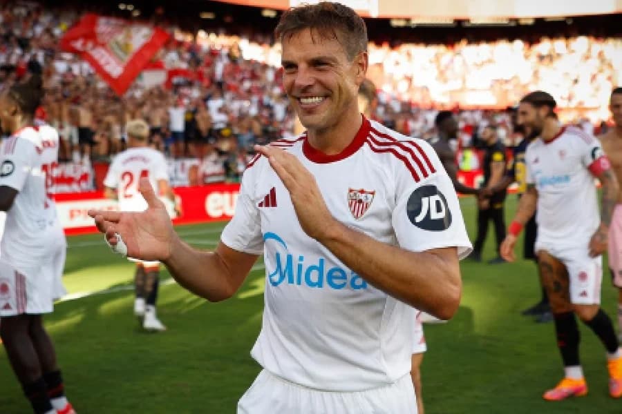 Azpilicueta sofre lesão no adutor e desfalca Sevilla na LaLiga