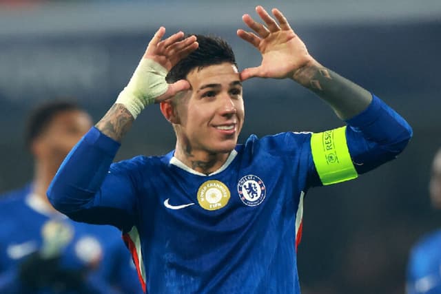 Chelsea mantém Enzo Fernández afastado após polêmica