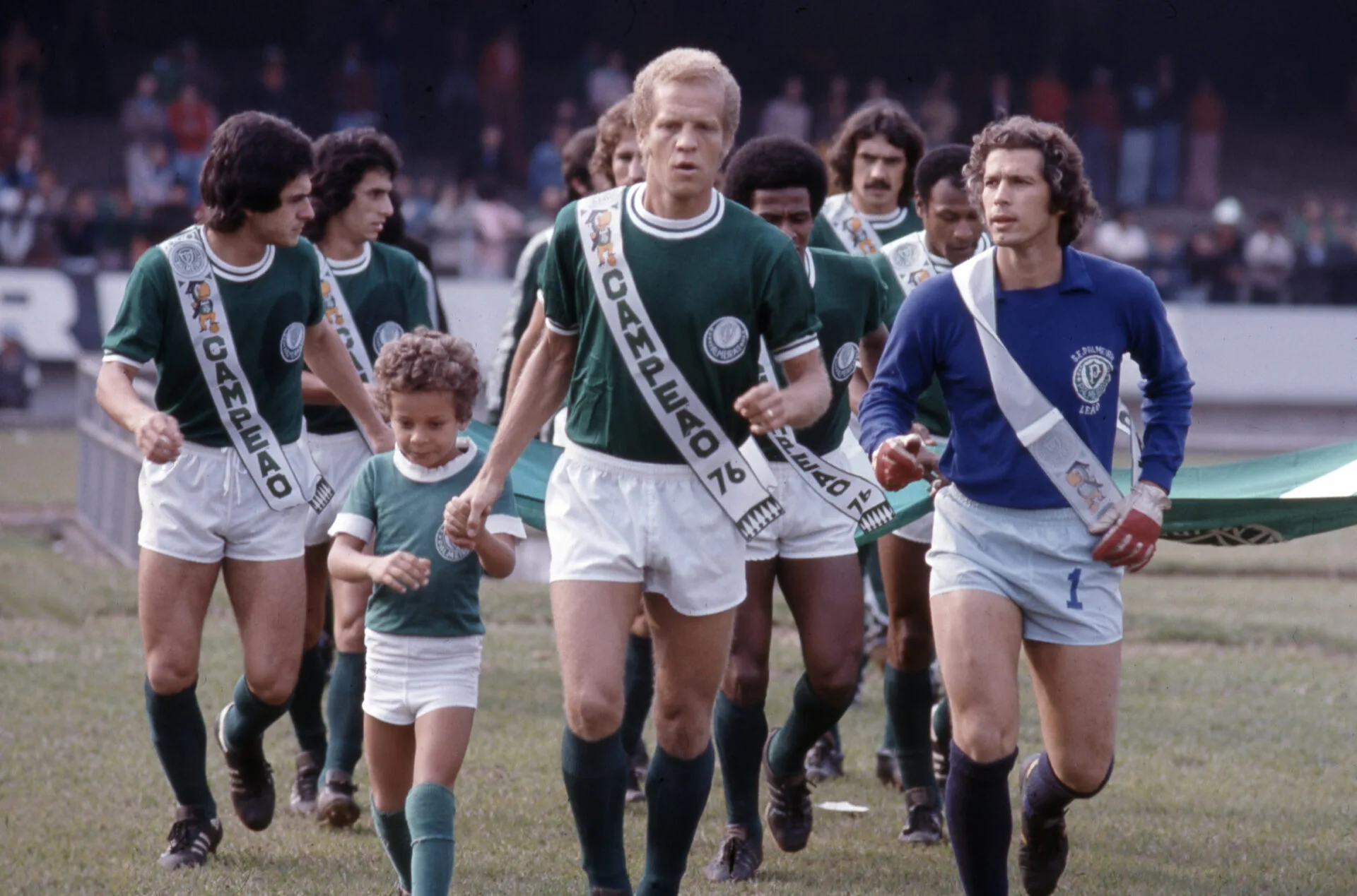 Ademir da Guia, Leão e demais jogadores do Palmeiras com a faixa de Campeão, na final de Campeonato Paulista de 1976 - Acervo/PLACAR