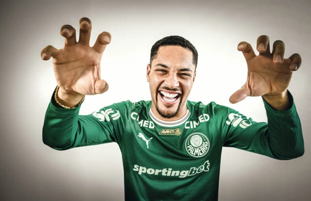Vitor Roque exalta psicóloga do Palmeiras e usa sorriso como ‘jogo mental’