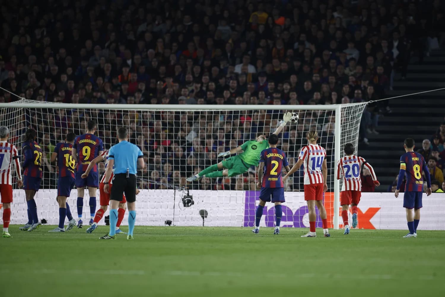 Atlético de Madrid castiga Barcelona e sai na frente na Champions