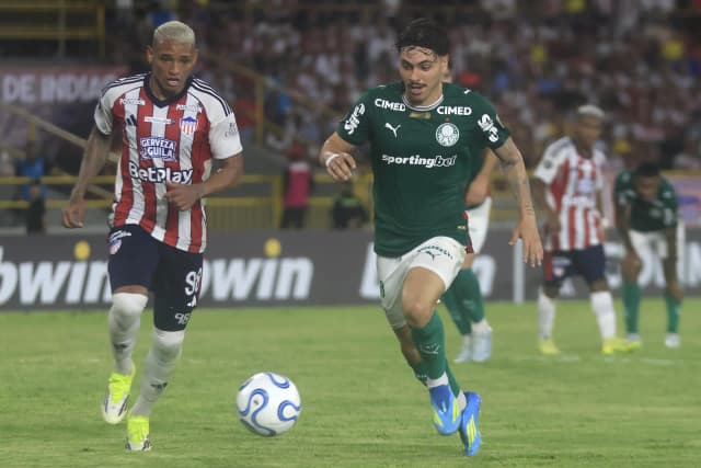Sosa garante empate do Palmeiras em estreia na Colômbia