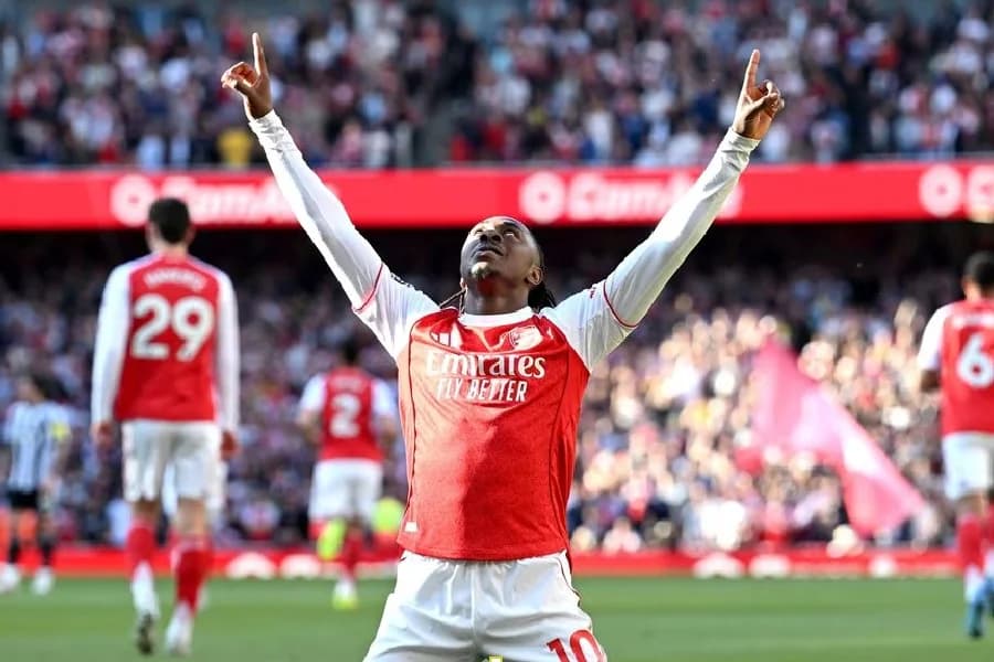 Arsenal supera Newcastle e retoma liderança da Premier League