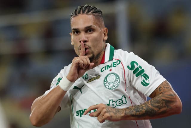 Flamengo x Palmeiras: Paulinho faz sinal de “silêncio” e gera confusão; veja
