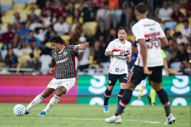 Com milagres de Fábio, Fluminense domina São Paulo e vence
