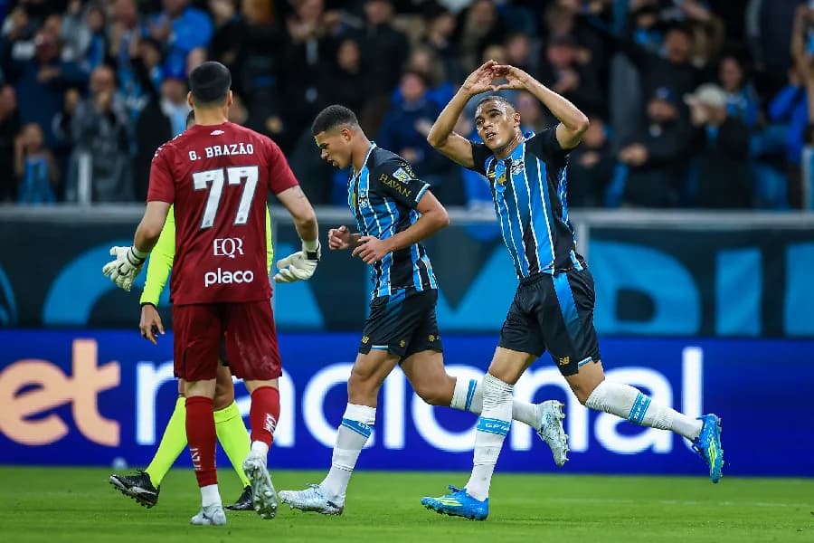 Com dois de Carlos Vinícius, Grêmio vira e afunda Santos no Z-4