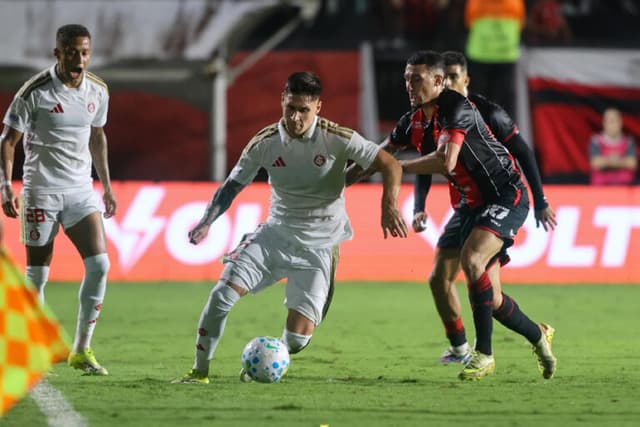 Vitória bate Internacional no Barradão e quebra invencibilidade gaúcha