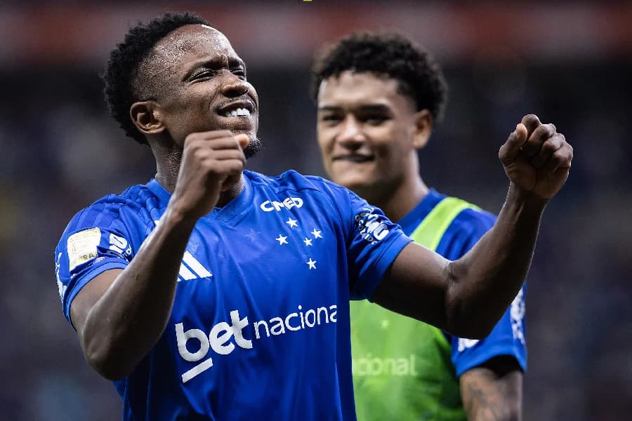 Com drama e VAR no fim, Cruzeiro supera Chapecoense no Mineirão