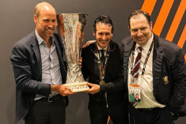 Príncipe William celebra título do Aston Villa na Europa League