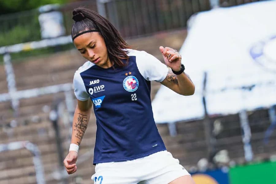 Atacante identificada por IA renova contrato com clube alemão