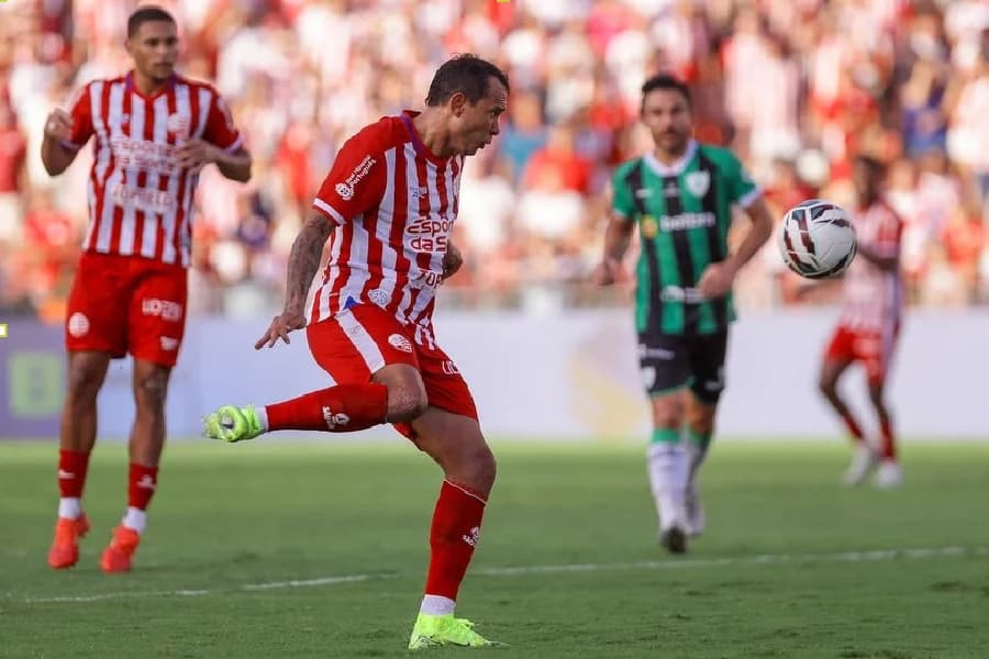 Vinícius brilha, Náutico aproveita falhas e atropela o lanterna América-MG