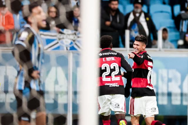 Flamengo supera Weverton, vence Grêmio com gol de Carrascal e avança