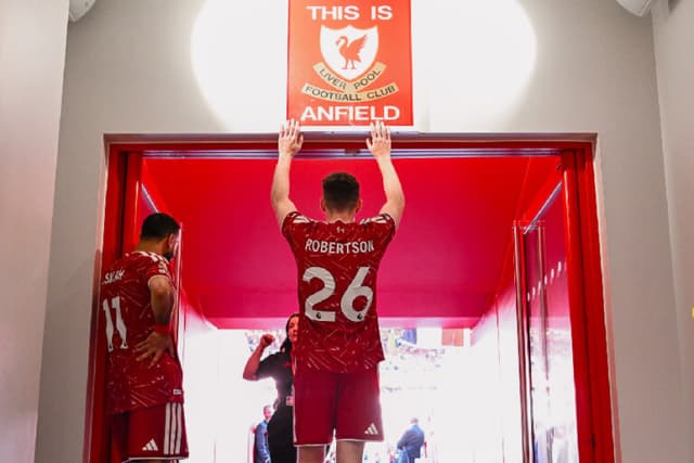 Liverpool empata com Brentford em adeus de Salah e Robertson