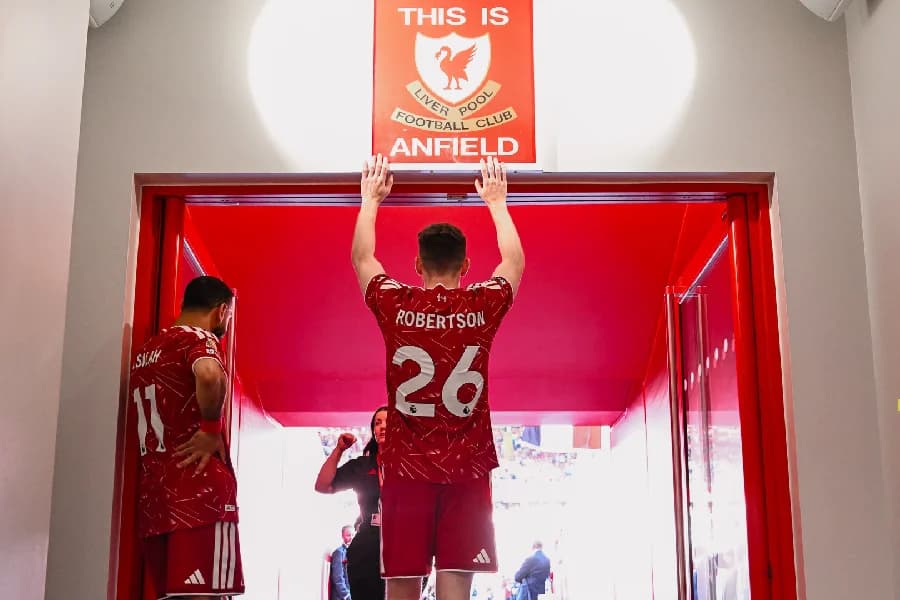 Liverpool empata com Brentford em adeus de Salah e Robertson