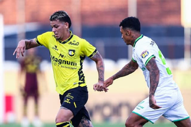 Daniel Davi brilha no fim e salva líder São Bernardo contra América-MG