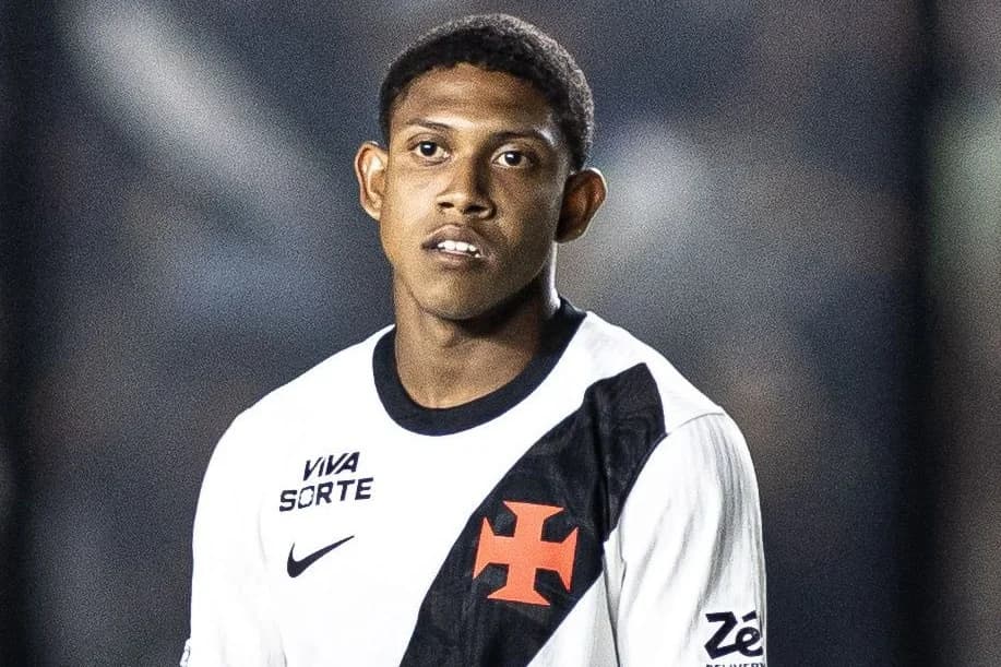 João Vitor se desculpa com torcida do Vasco após expulsão