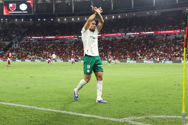 STJD denuncia Paulinho, do Palmeiras, por gesto contra Flamengo