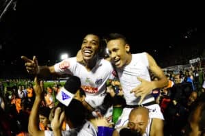 Robinho e Neymar comemoram o titulo da Copa do Brasil de 2010 pelo Santos, após derrota para o Vitória, no estádio Barradão - PLACAR/Renato Pizzutto