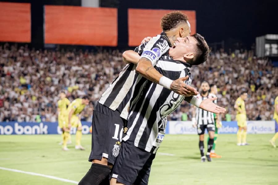 Neymar marca, abraça Robinho Jr, mas Santos leva empate no fim