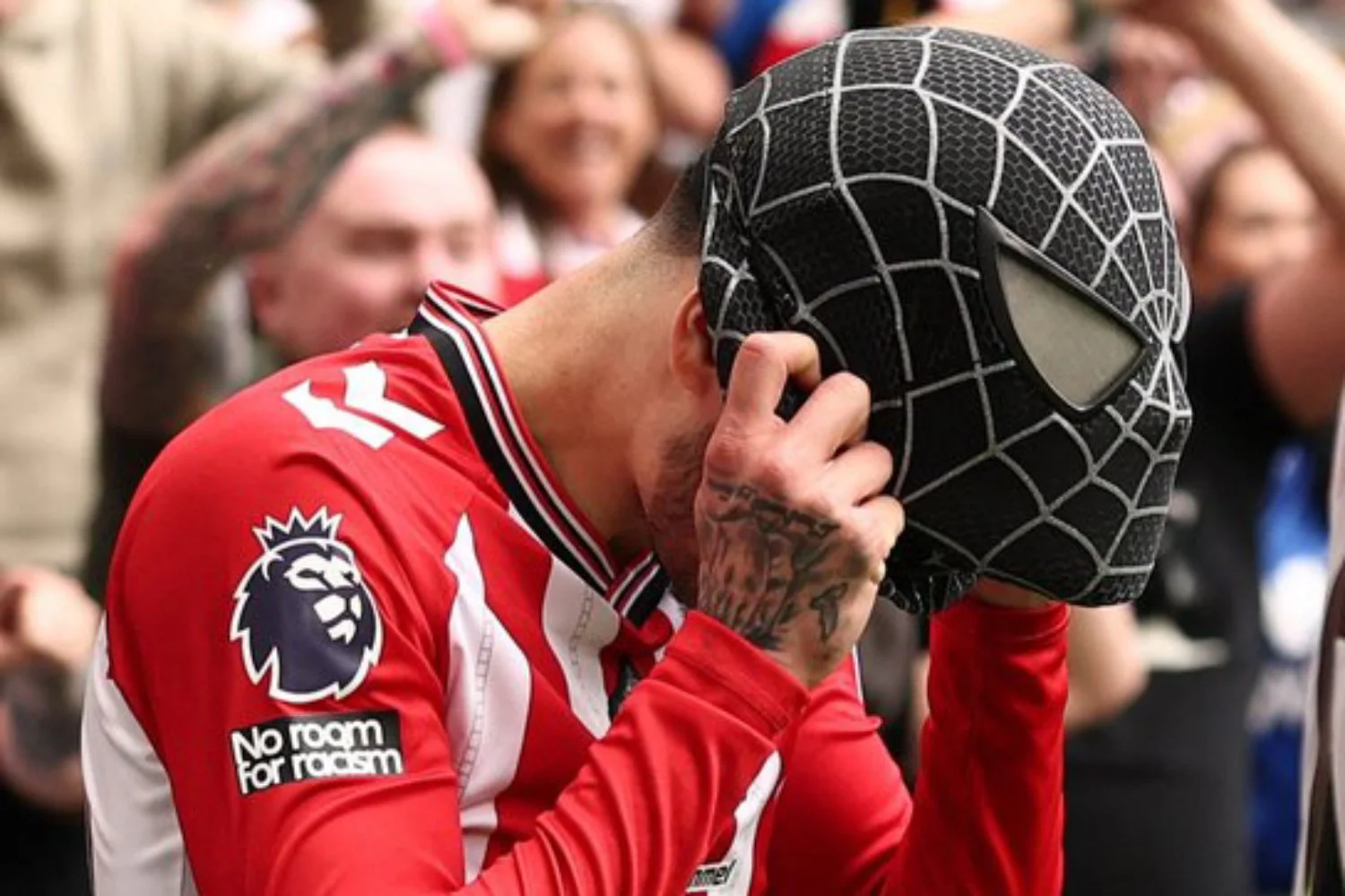 Homem-Aranha e moonwalk: comemorações inusitadas marcam a 37ª rodada da Premier League