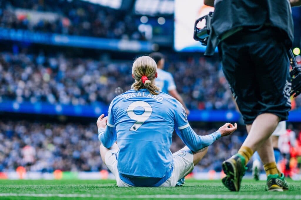 Em duelo de artilheiros, Manchester City bate o Brentford em casa e cola no líder Arsenal