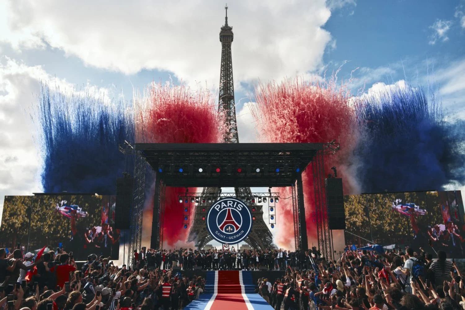 PSG reúne milhares de fãs em Paris para celebrar bicampeonato da Champions