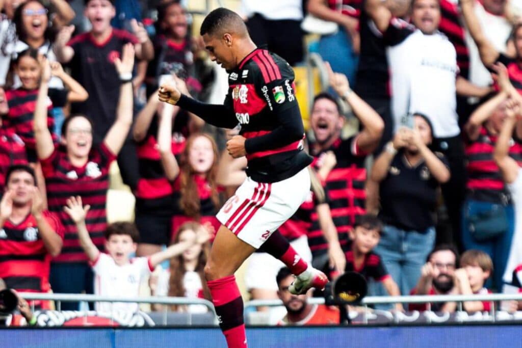 Em tarde inspirada de Samuel Lino, Flamengo vence o Coritiba no Maracanã