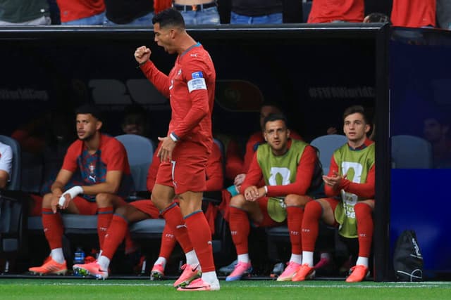 Mordido, Cristiano Ronaldo reage com gols, recorde e coletividade