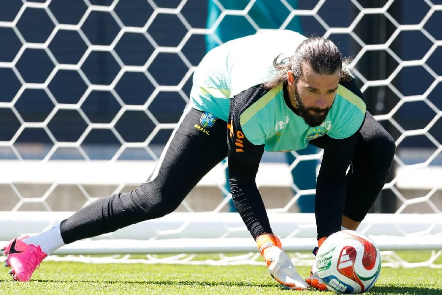Alisson retorna em último treino da seleção antes de jogo contra a Escócia