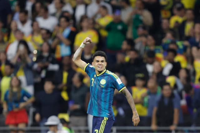 Luis Díaz brilha, Colômbia vence Uzbequistão e lidera grupo