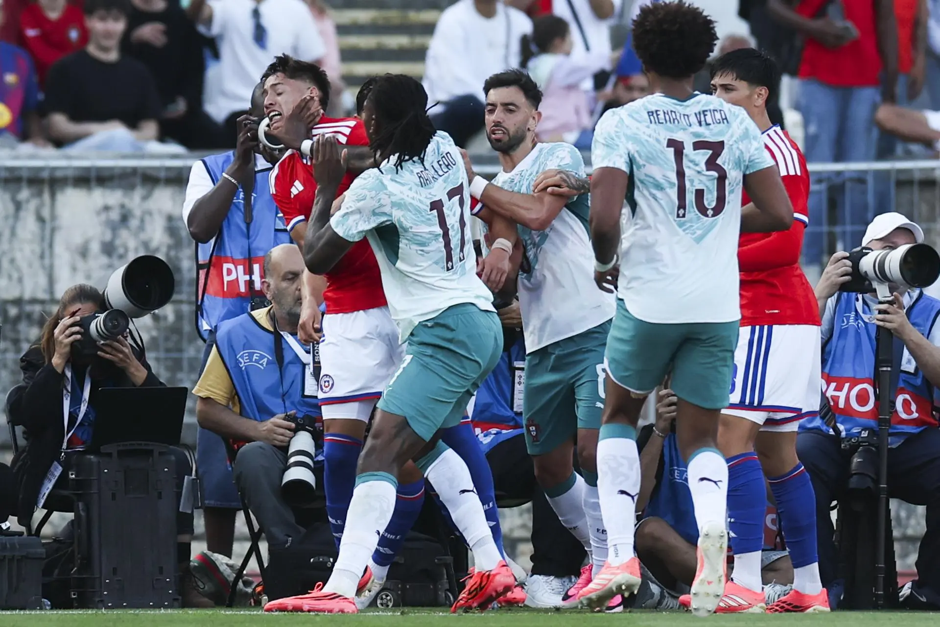 Rafael Leão justifica soco em chileno do Atlético-MG