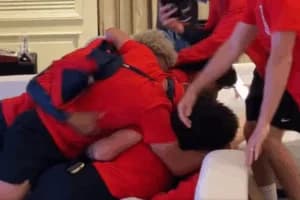 Vídeo: jogadores dos Estados Unidos vibram com virada na NBA