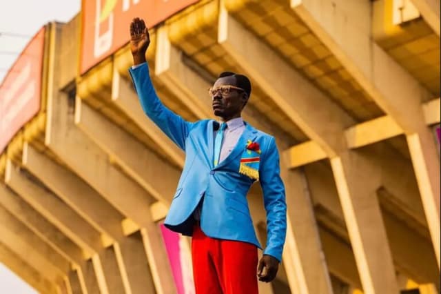 Quem é o torcedor ícone do Congo, que faz homenagem a herói do país