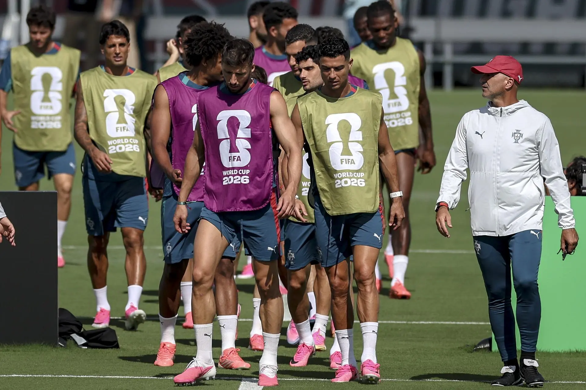 Técnico de Portugal vê ‘barulho injusto’ após tropeço na estreia
