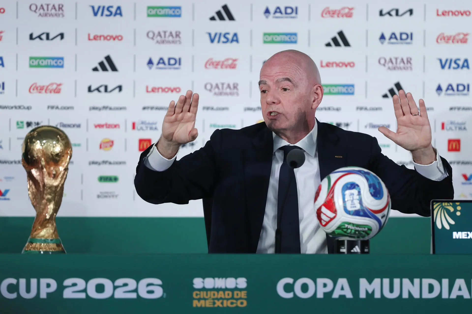 Copa começa com Infantino sob pressão: ‘Não somos os reis do mundo’